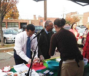 The Statewide Farmer’s Markets Tour 2014 brought its mission of enlightening Massachusetts residents on the benefits of healthy diet choice to Somerville last week. 